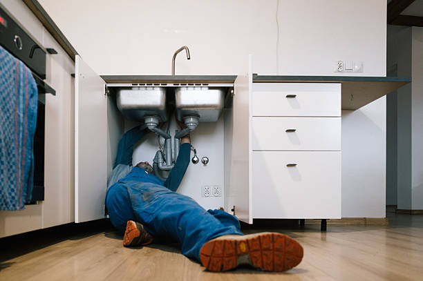 Professional Emergency Plumber technician working in Hurley, MO